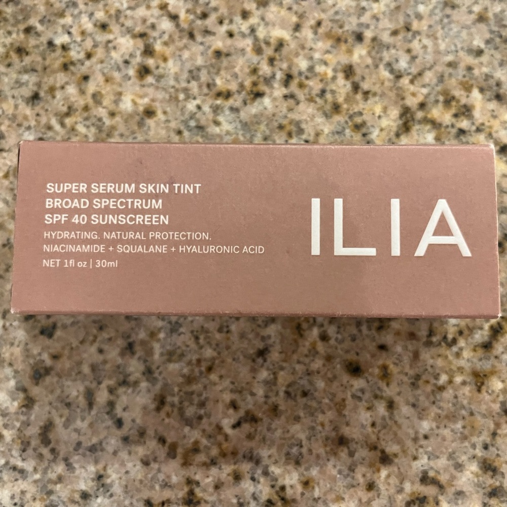Ilia skin tint, SPF 40, shade Bom Bom ST5